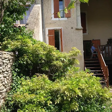 Lilas Et Glycine Bed & Breakfast
